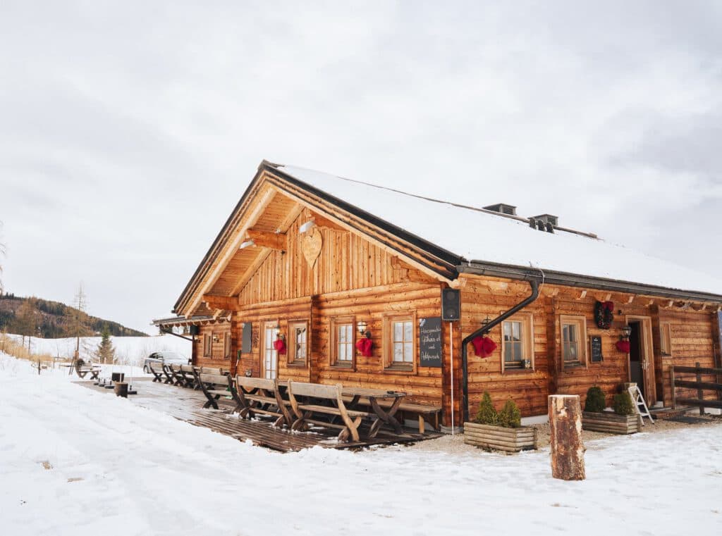 Pirklalm Hütte Winter Außenaufnahme